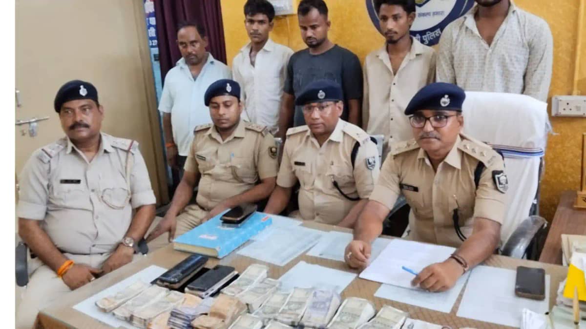 Motihari jewelry loot case solved 5 arrested cash gold recov Motihari jewelry loot case solved 5 arrested cash gold recov