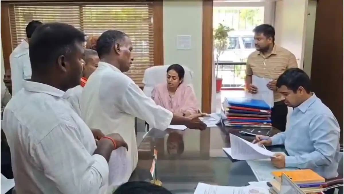 डीएम के जनता दरबार में उमड़ी फरियादियों की भीड़, जनता की शिक डीएम के जनता दरबार में उमड़ी फरियादियों की भीड़, जनता की शिक