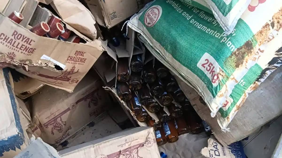 Bihar News : मुजफ्फरपुर में अनियंत्रित होकर पलटा शराब से लदा Bihar News : मुजफ्फरपुर में अनियंत्रित होकर पलटा शराब से लदा