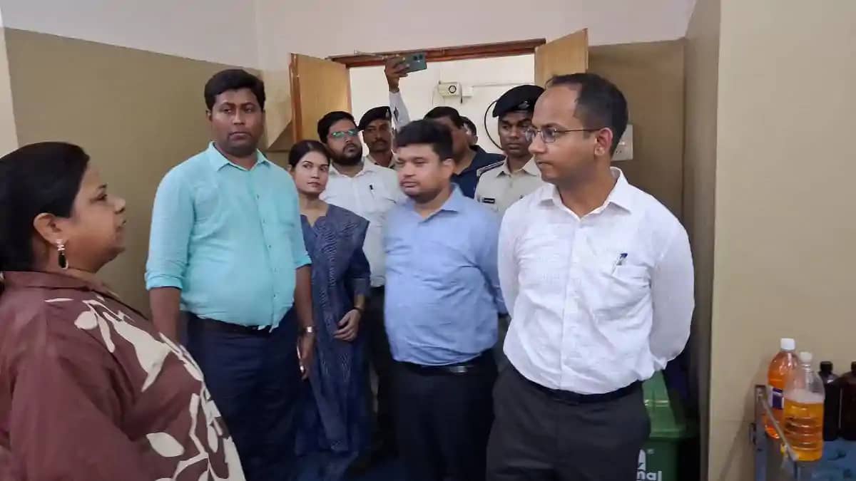 डीएम रवि प्रकाश ने वारिसलीगंज CHC का किया औचक निरीक्षण, दिए डीएम रवि प्रकाश ने वारिसलीगंज CHC का किया औचक निरीक्षण, दिए