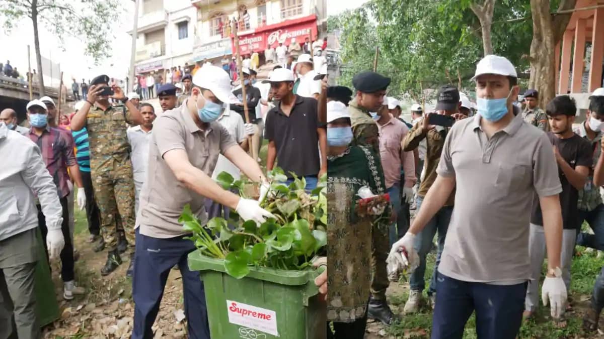 लखनदेई नदी की सफाई के लिए डीएम रिची पांडेय ने खुद उठाया फावड़ लखनदेई नदी की सफाई के लिए डीएम रिची पांडेय ने खुद उठाया फावड़