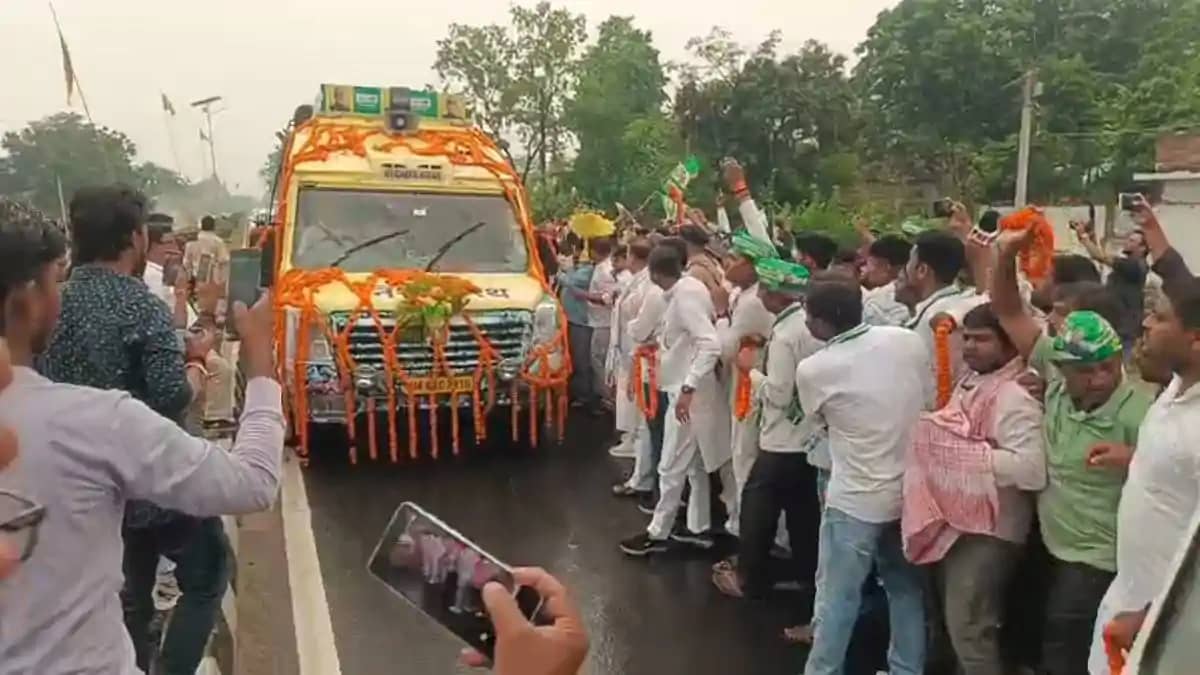 हाजीपुर में निशांत का शानदार स्वागत: फूलों की बारिश और नारों हाजीपुर में निशांत का शानदार स्वागत: फूलों की बारिश और नारों