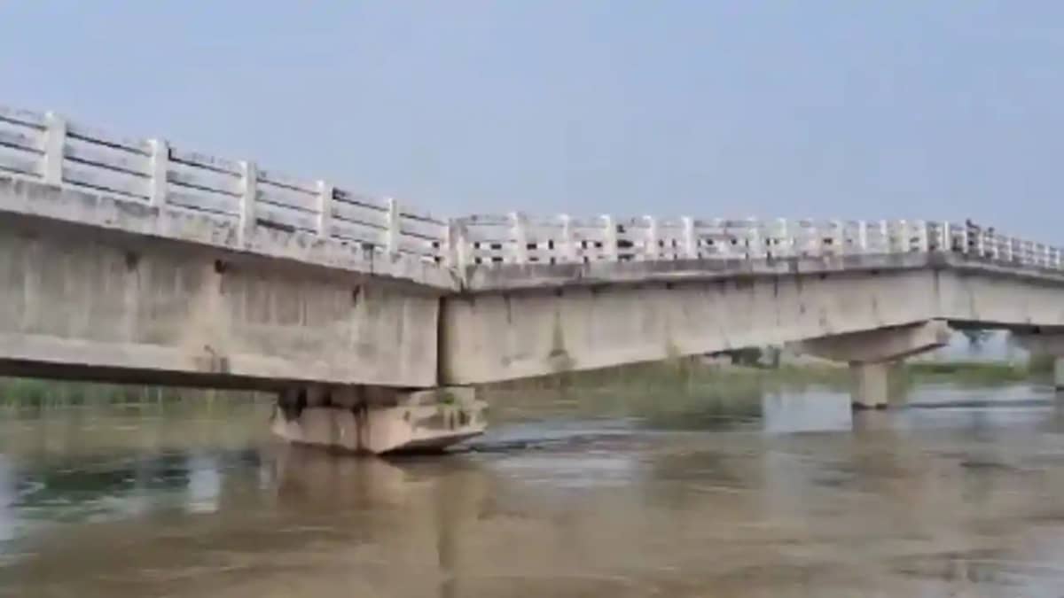 Bihar Bridge Collapse - चुनावी माहौल में धंस गया सांसद के पै Bihar Bridge Collapse - चुनावी माहौल में धंस गया सांसद के पै