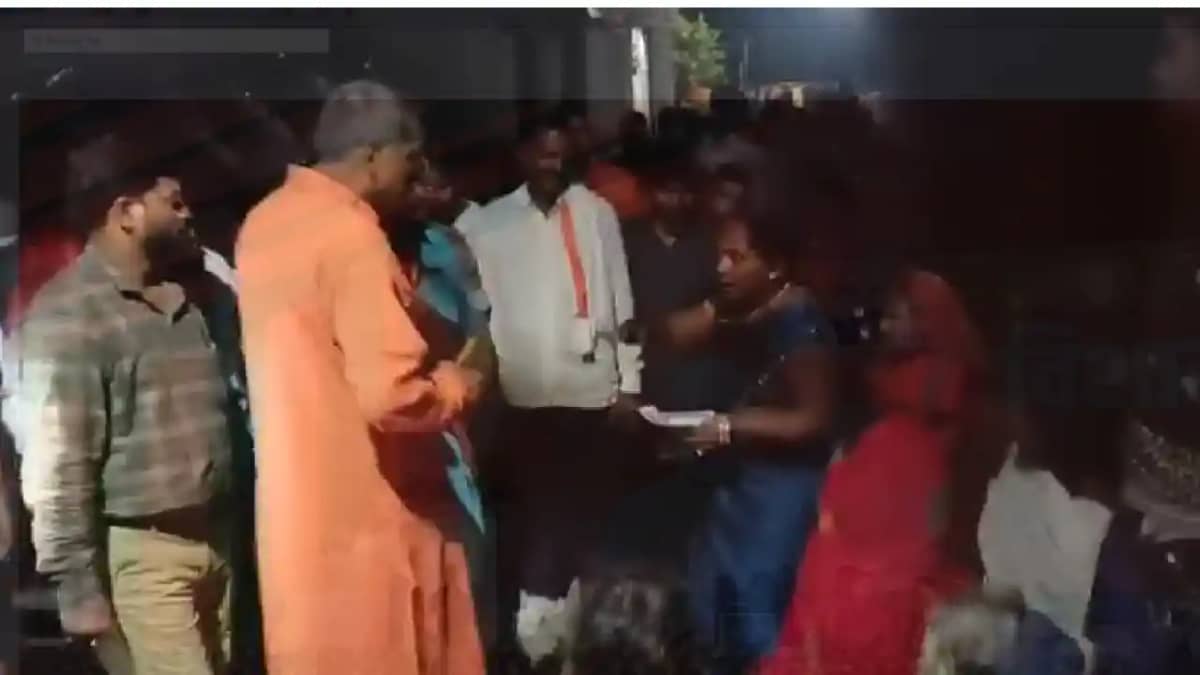 Bihar Vidhansabha Chunav 2025 : जनसंपर्क के दौरान विधायक मुर Bihar Vidhansabha Chunav 2025 : जनसंपर्क के दौरान विधायक मुर