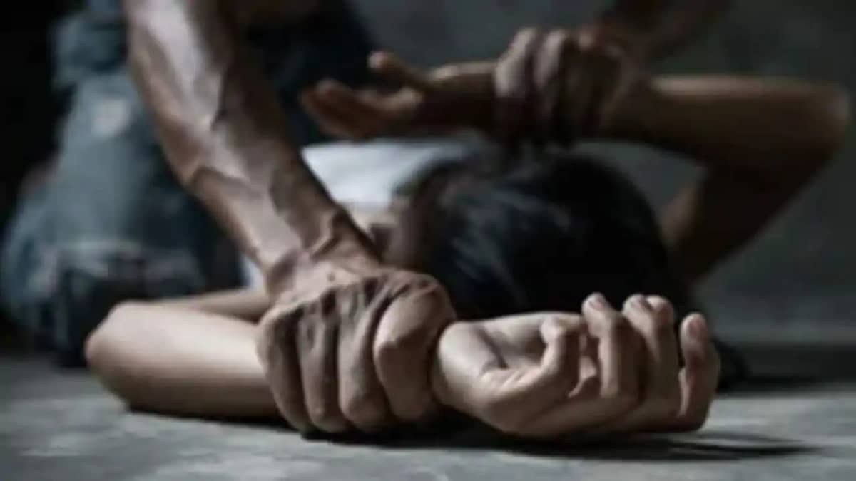 Bihar Crime: दुर्गा मेला देख लौट रही नाबालिग की रेप के बाद Bihar Crime: दुर्गा मेला देख लौट रही नाबालिग की रेप के बाद