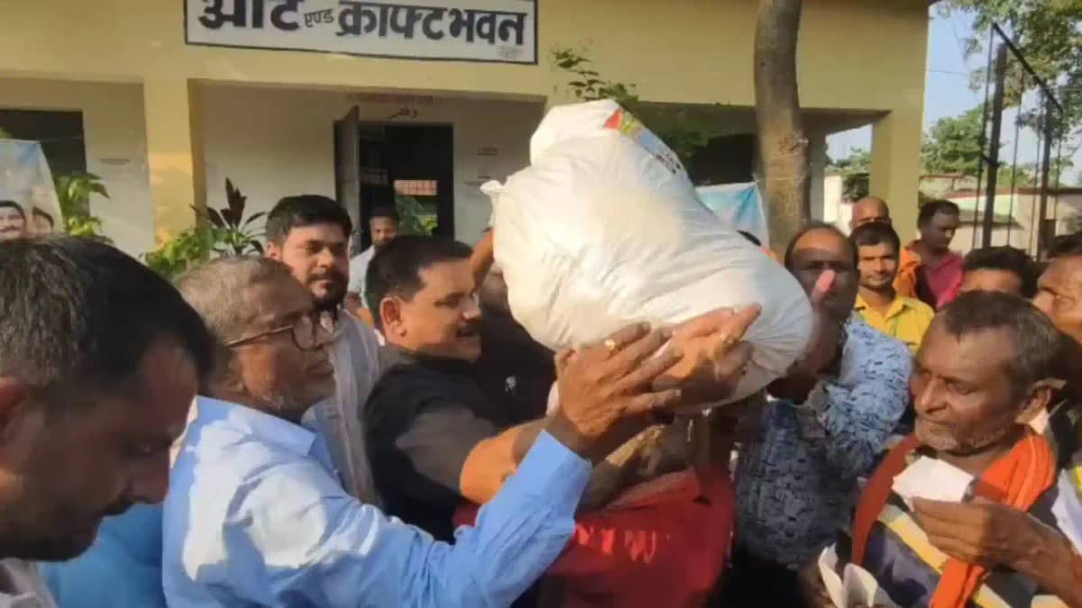 Bagaha Flood Relief distribution by Satish Chandra Dubey Bagaha Flood Relief distribution by Satish Chandra Dubey