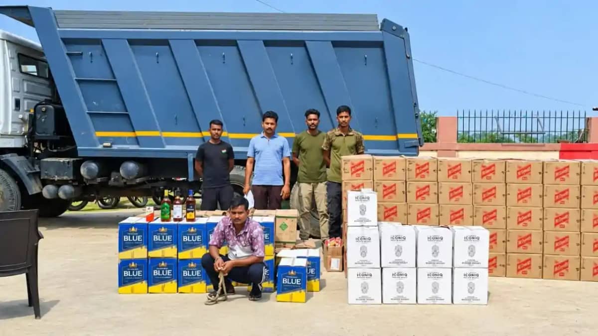 Bihar News : बांका में हाईवा के गुप्त तहखाने से 20 लाख की शर Bihar News : बांका में हाईवा के गुप्त तहखाने से 20 लाख की शर