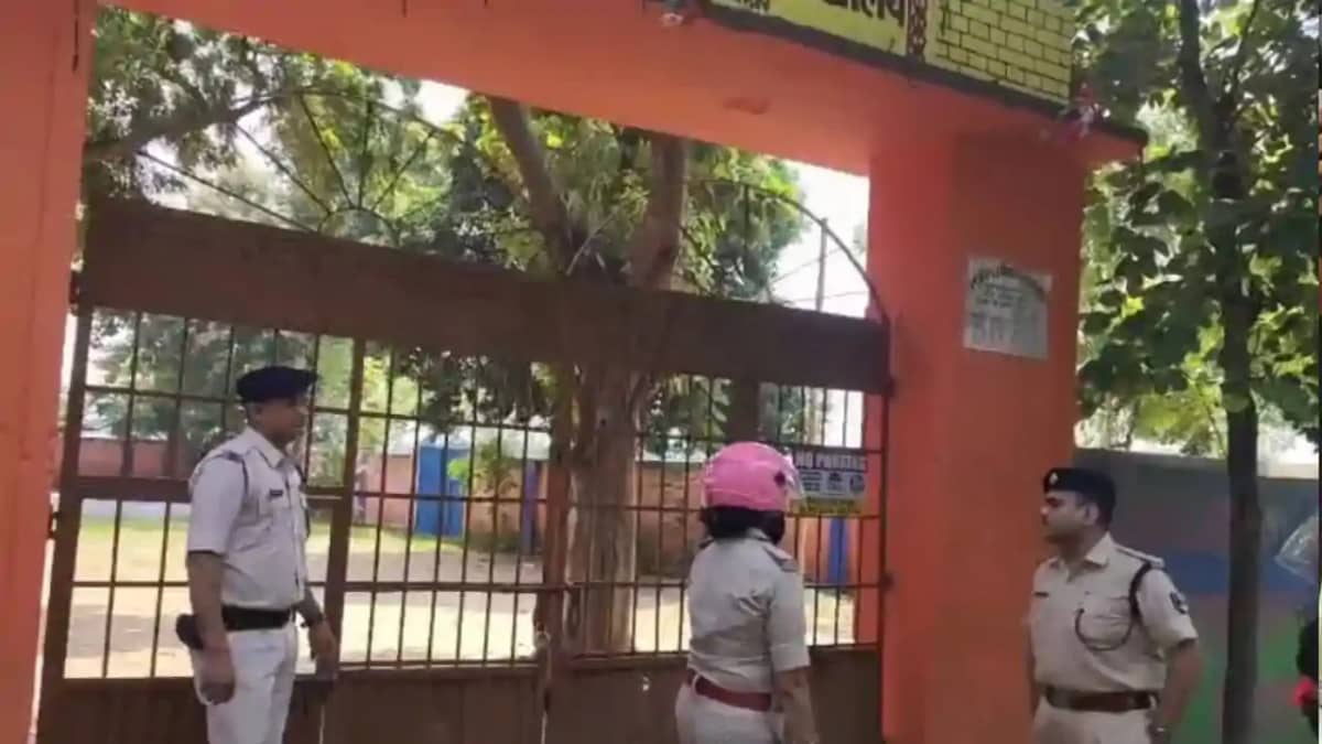 Bihar News: बांका में सड़क पर उतरे SP अमितेश कुमार, वाहन जां Bihar News: बांका में सड़क पर उतरे SP अमितेश कुमार, वाहन जां