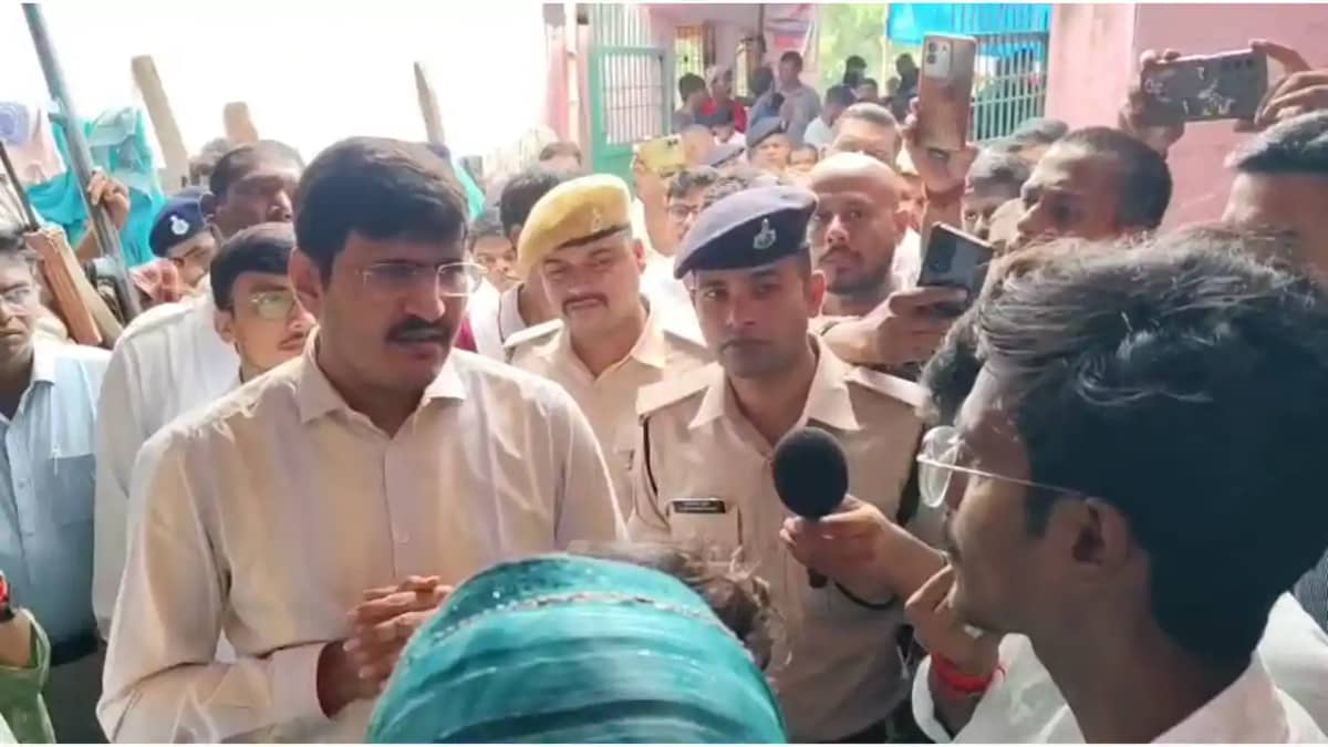 Bihar News : भोजपुर के बड़हरा में गंगा का तांडव, कटाव में वि Bihar News : भोजपुर के बड़हरा में गंगा का तांडव, कटाव में वि