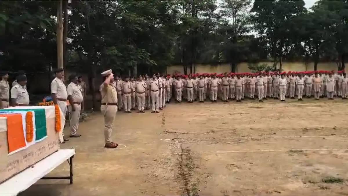 Bihar News : सड़क हादसे में जान गंवाने वाले दारोगा को दी गई अ Bihar News : सड़क हादसे में जान गंवाने वाले दारोगा को दी गई अ