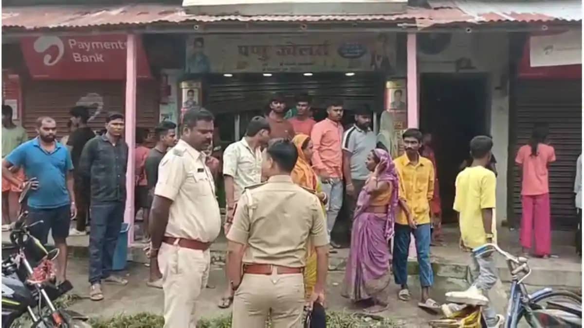 थाने से महज चंद कदम पर स्थित ज्वेलरी दुकान को चोरो ने बनाया थाने से महज चंद कदम पर स्थित ज्वेलरी दुकान को चोरो ने बनाया