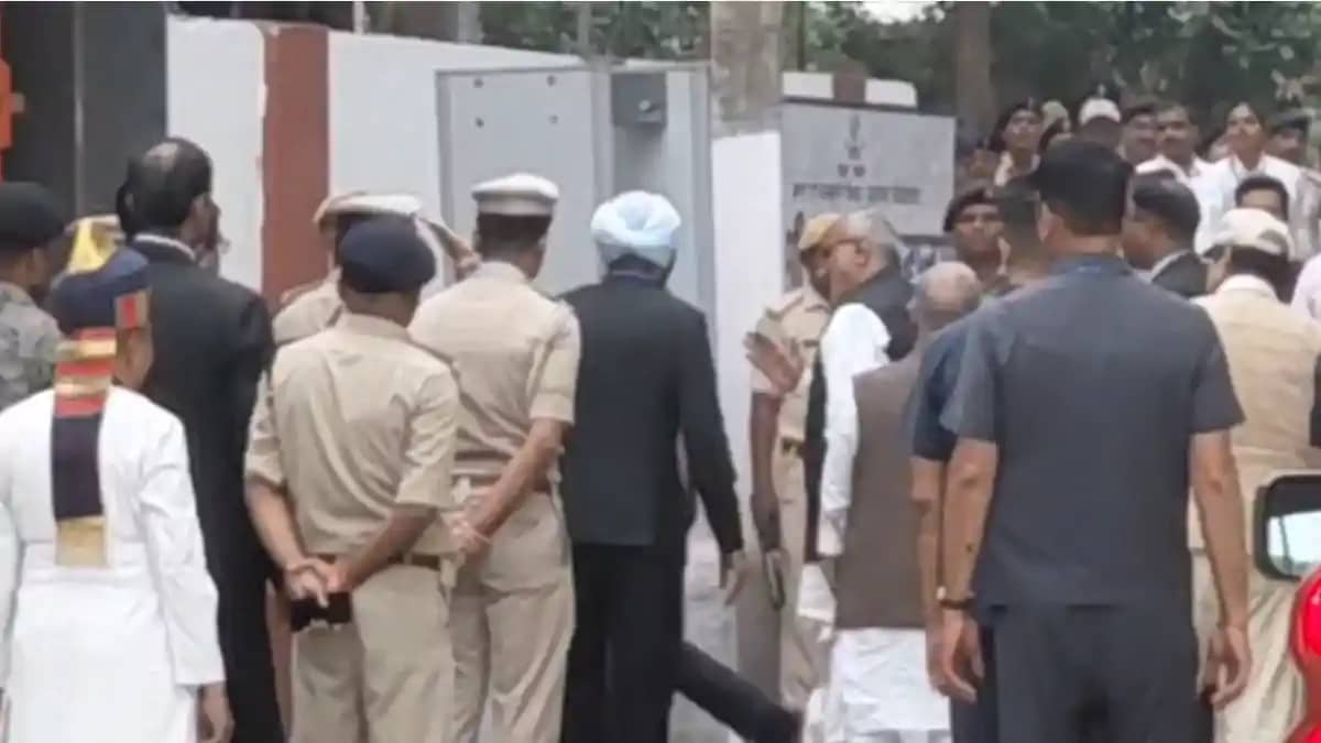 Bihar News : भितिहरवा गांधी आश्रम पहुंचे उपराष्ट्रपति सीपी र Bihar News : भितिहरवा गांधी आश्रम पहुंचे उपराष्ट्रपति सीपी र