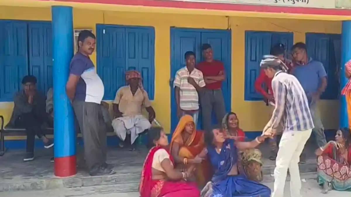 Bihar News : मधुबनी में स्कूल के हॉस्टल में 12 वर्षीय छात्र Bihar News : मधुबनी में स्कूल के हॉस्टल में 12 वर्षीय छात्र
