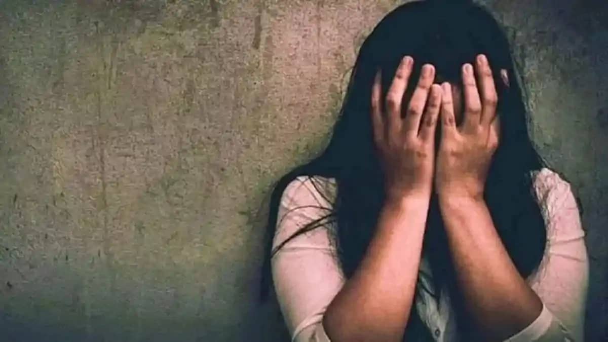 6 साल पहले मानव तस्करी की शिकार नाबालिग की दास्तां सुनकर कां 6 साल पहले मानव तस्करी की शिकार नाबालिग की दास्तां सुनकर कां
