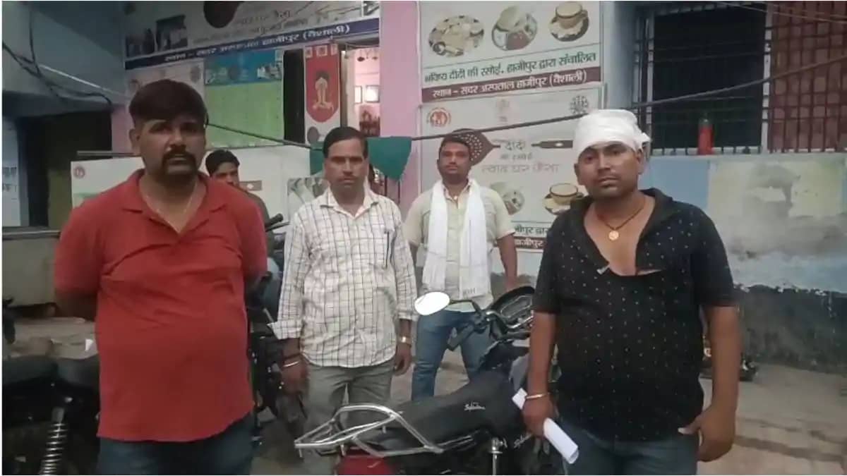 समाहरणालय परिसर में वाहन पड़ाव टेंडर भरने को लेकर दो पक्षों समाहरणालय परिसर में वाहन पड़ाव टेंडर भरने को लेकर दो पक्षों