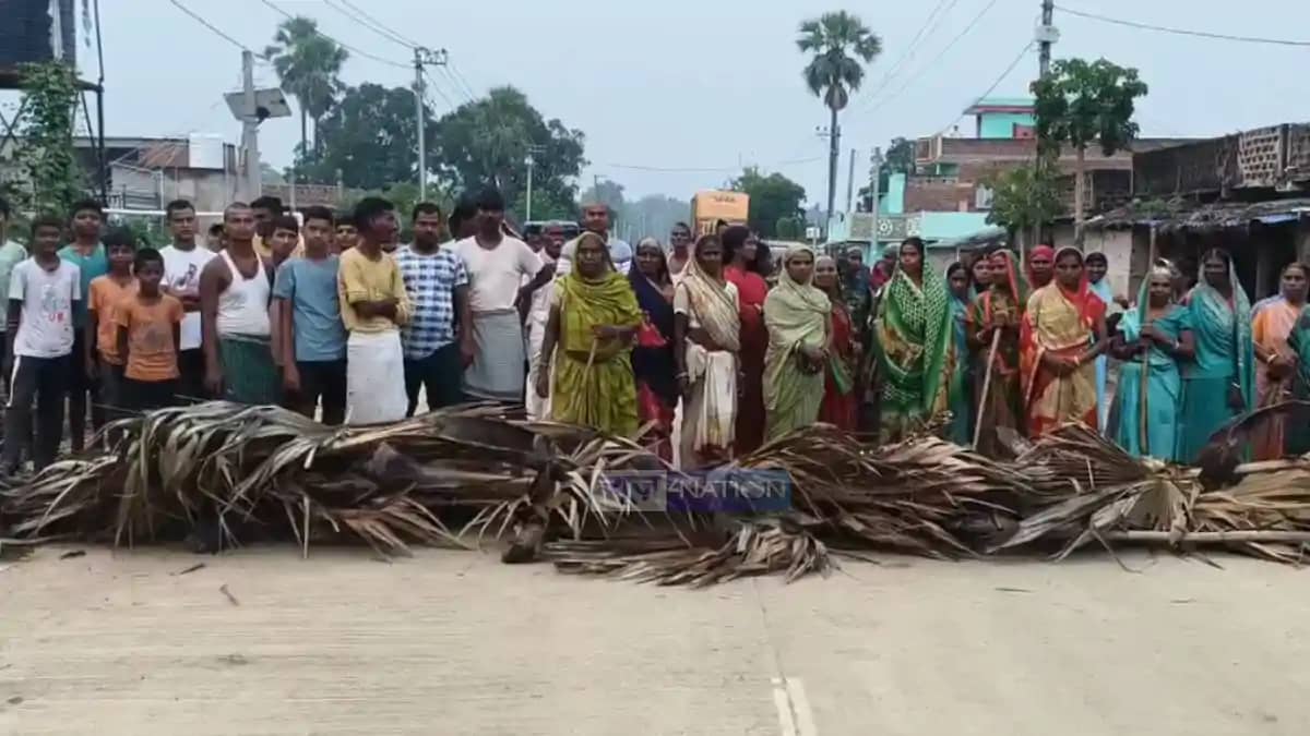 Villagers Block Road Over Damaged Power Lines in Nawada Villagers Block Road Over Damaged Power Lines in Nawada