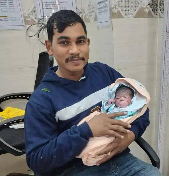ममता शर्मसार: पैदा होते ही नवजात बच्ची को कटीली झाड़ियों में ममता शर्मसार: पैदा होते ही नवजात बच्ची को कटीली झाड़ियों में
