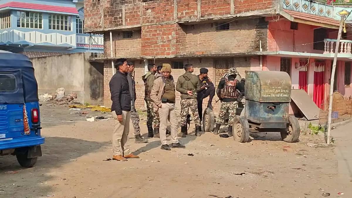 नालंदा में STF का 'सर्जिकल' एक्शन: तड़के 3 बजे तस्करों के घर नालंदा में STF का 'सर्जिकल' एक्शन: तड़के 3 बजे तस्करों के घर