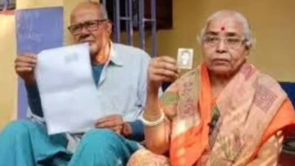 SIR वोटर लिस्ट ने कराया चमत्कार, 26 साल बाद लौटा बेटा SIR वोटर लिस्ट ने कराया चमत्कार, 26 साल बाद लौटा बेटा