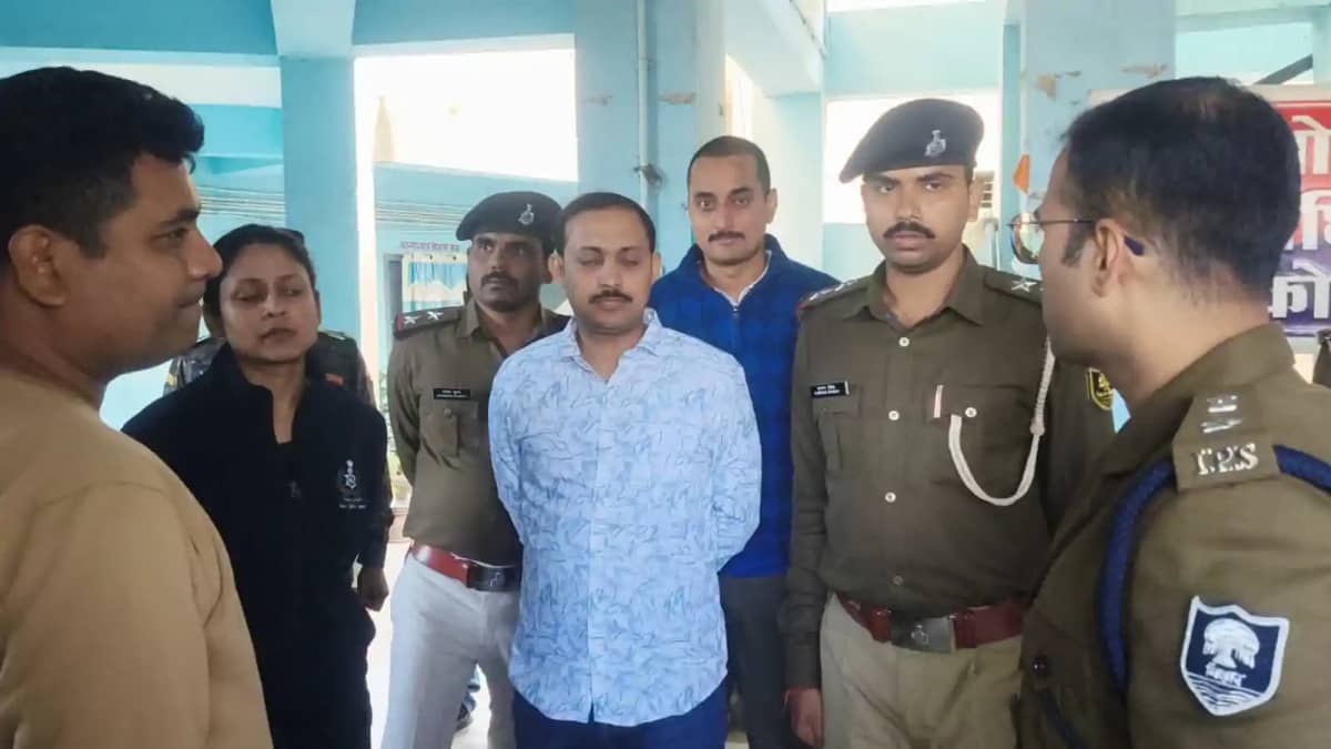 मोतिहारी में खाकी पर 'दाग': पुलिस मित्र बहाली के नाम पर एनजी मोतिहारी में खाकी पर 'दाग': पुलिस मित्र बहाली के नाम पर एनजी