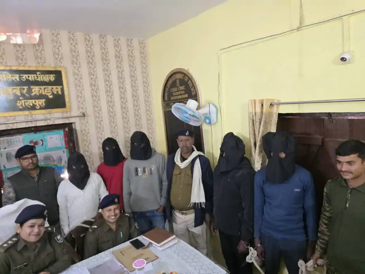 बिहार के इस गांव में चल रही थी 'ठगी की फैक्ट्री', STF ने घेर बिहार के इस गांव में चल रही थी 'ठगी की फैक्ट्री', STF ने घेर