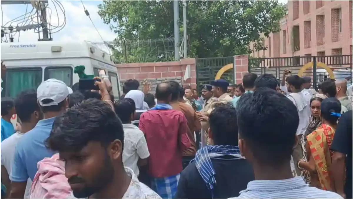 कटिहार में बड़ा हादसा : बच्चे को करंट से बचाने गए मां और चाच कटिहार में बड़ा हादसा : बच्चे को करंट से बचाने गए मां और चाच