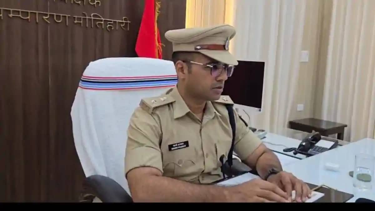मोतिहारी पुलिस का मेगा एक्शन : 13 बड़े अपराधियों पर इनाम घोष मोतिहारी पुलिस का मेगा एक्शन : 13 बड़े अपराधियों पर इनाम घोष