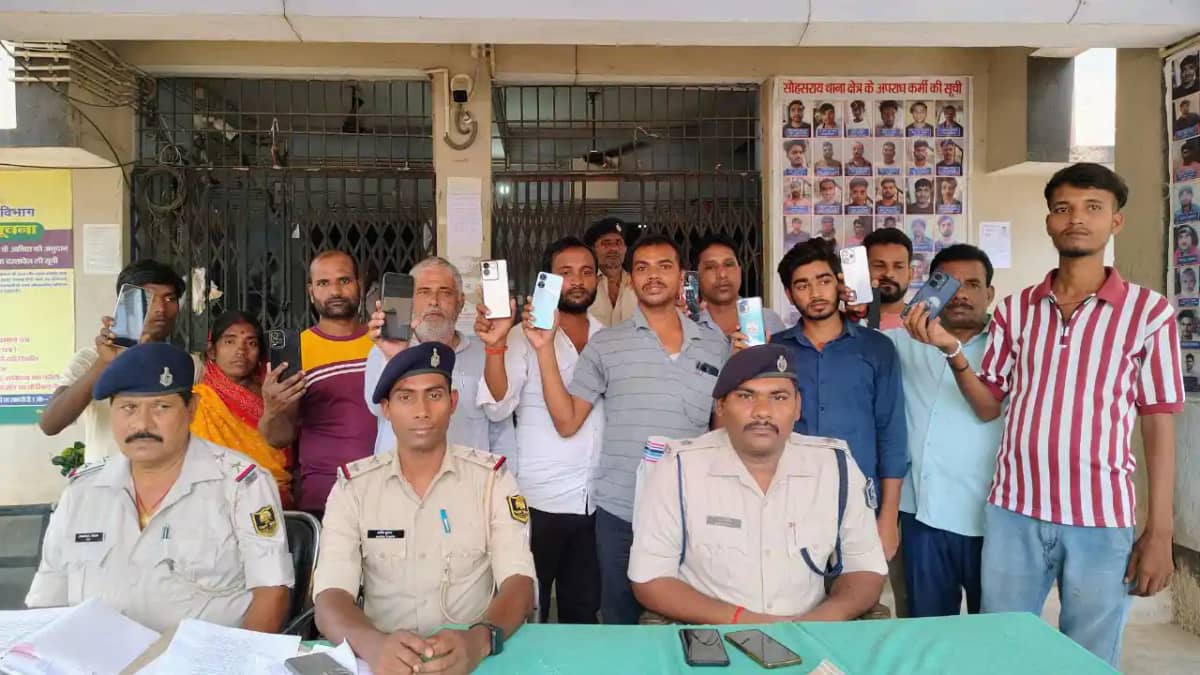Bihar News: नालंदा में ऑपरेशन मुस्कान से 11 लोगों के चेहरे प Bihar News: नालंदा में ऑपरेशन मुस्कान से 11 लोगों के चेहरे प