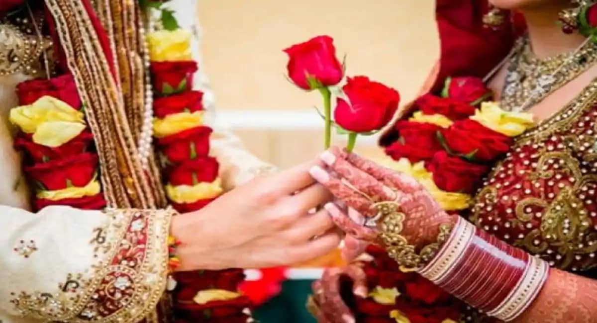 शादी समारोह में नहीं पहुंची दुल्हन, इंतजार में बैठे दूल्हे न शादी समारोह में नहीं पहुंची दुल्हन, इंतजार में बैठे दूल्हे न