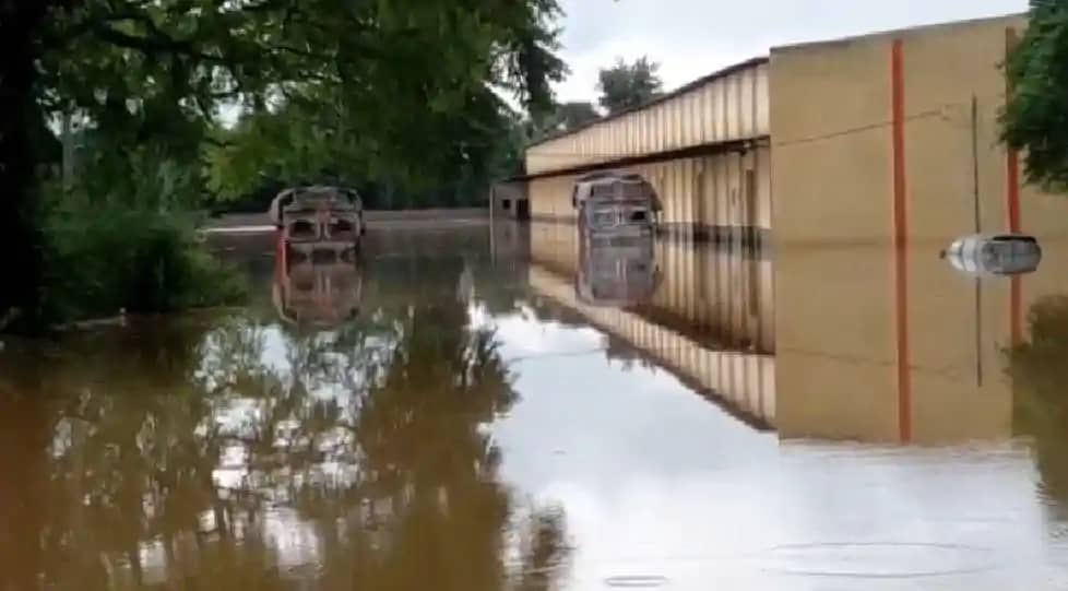 Bihar news - अनाज, फर्टिलाइजर और सीमेंट से भरा गोदाम बाढ़ मे Bihar news - अनाज, फर्टिलाइजर और सीमेंट से भरा गोदाम बाढ़ मे