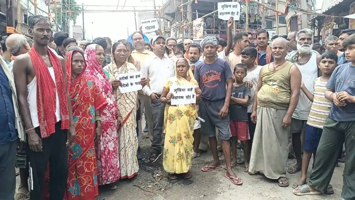 Bihar News : भोजपुर में PM आवास योजना की नई सूची पर बवाल, धा Bihar News : भोजपुर में PM आवास योजना की नई सूची पर बवाल, धा