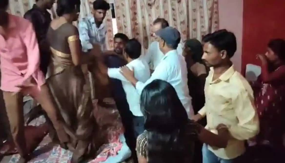 wife beaten husband - समोसा नहीं खिलाने पर नाराज पत्नी ने अप wife beaten husband - समोसा नहीं खिलाने पर नाराज पत्नी ने अप