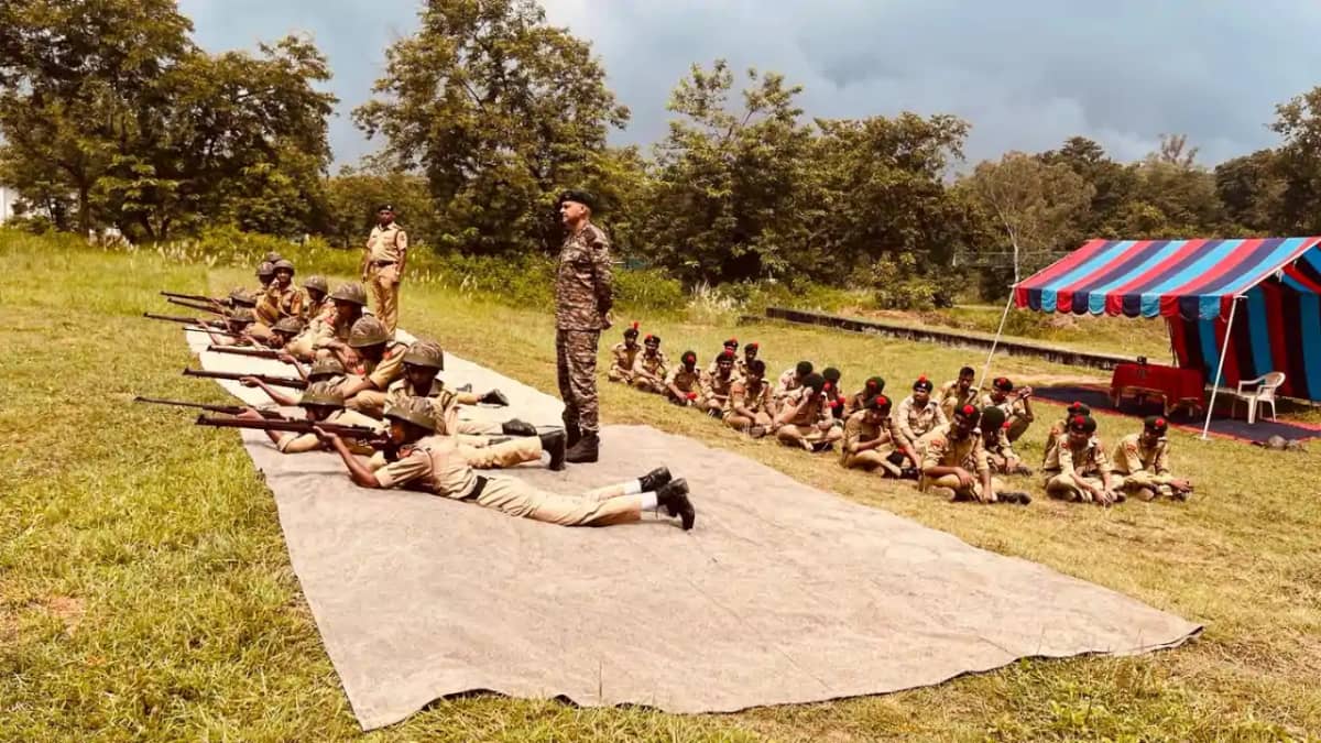 Bihar News : गया में एनसीसी कैडेटों ने लॉन्ग रेंज पर किया फा Bihar News : गया में एनसीसी कैडेटों ने लॉन्ग रेंज पर किया फा
