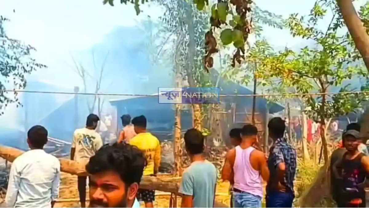 Bihar News : खगड़िया में लगी भीषण आग से दर्जनों घर जलकर हुए र Bihar News : खगड़िया में लगी भीषण आग से दर्जनों घर जलकर हुए र
