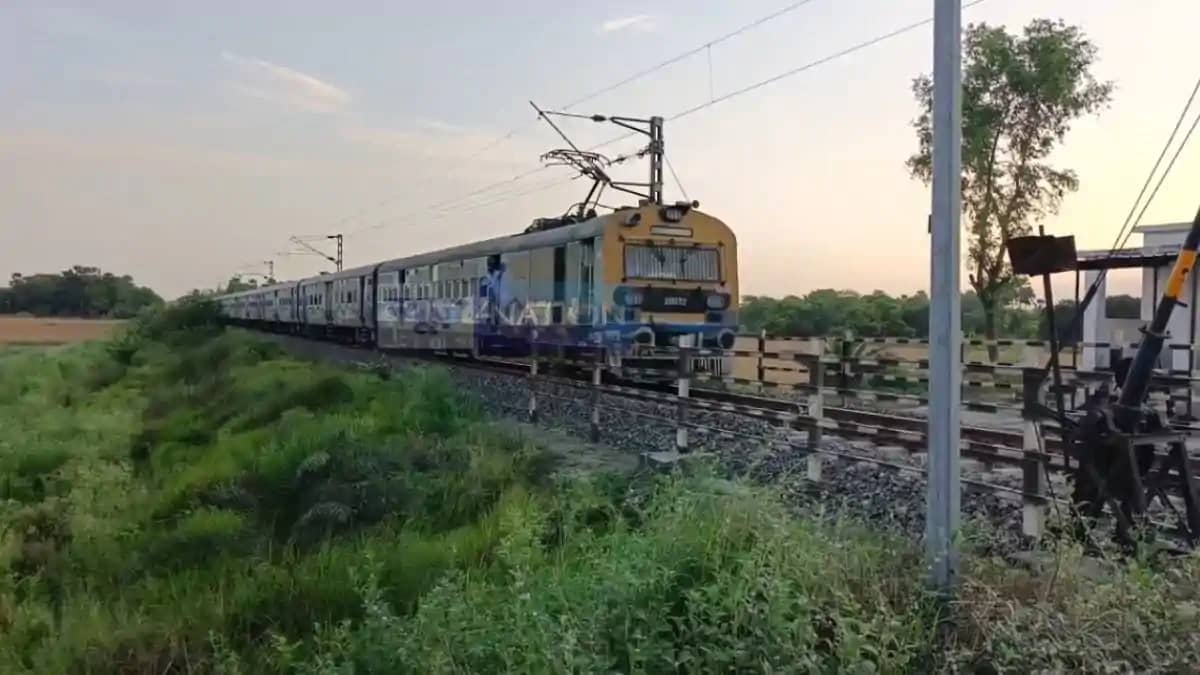 Bihar News: रेलवे हॉल्ट पर टला बड़ा खतरा, बिना गेटमैन खुले फ Bihar News: रेलवे हॉल्ट पर टला बड़ा खतरा, बिना गेटमैन खुले फ