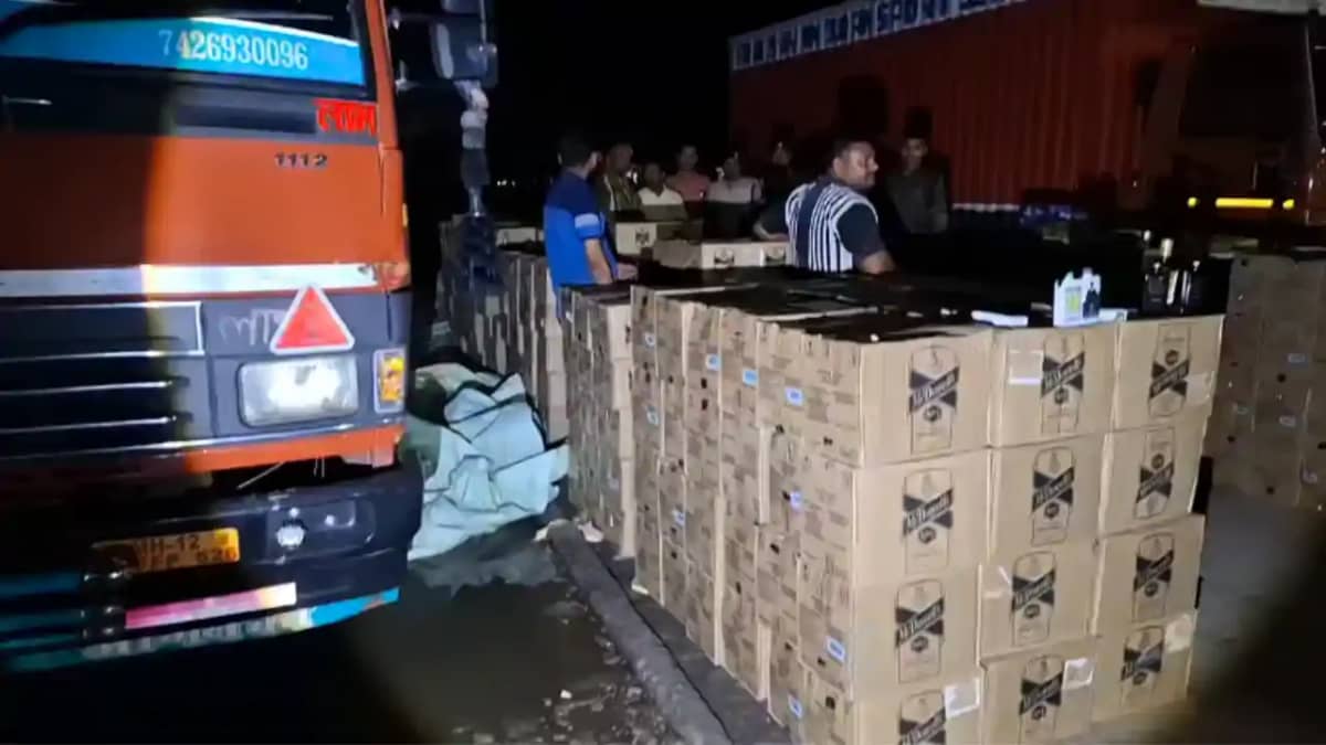 Bihar News : कैमूर में ट्रक पर लोड 85 लाख की विदेशी शराब उत् Bihar News : कैमूर में ट्रक पर लोड 85 लाख की विदेशी शराब उत्