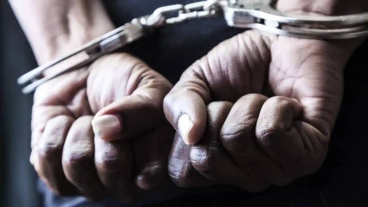 Bihar News : लोजपा (रा) के बड़े नेता को पुलिस ने किया गिरफ्ता Bihar News : लोजपा (रा) के बड़े नेता को पुलिस ने किया गिरफ्ता