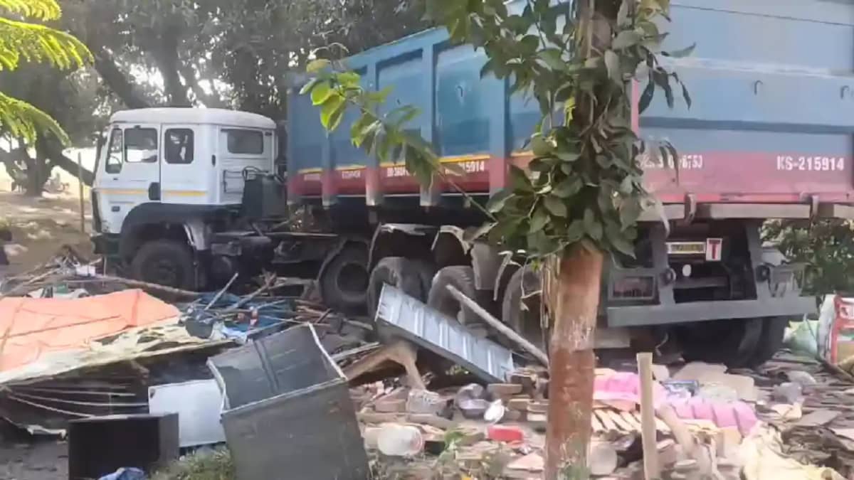 Bihar Accident News : मुंगेर में चाय दुकान में घुसी अनियंत्र Bihar Accident News : मुंगेर में चाय दुकान में घुसी अनियंत्र