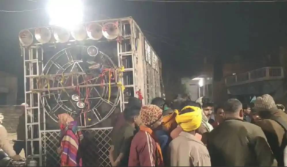 शादी की खुशियां मातम में बदलीं: बेकाबू डीजे ट्रॉली ने 10 लोग शादी की खुशियां मातम में बदलीं: बेकाबू डीजे ट्रॉली ने 10 लोग