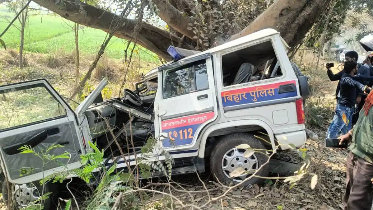 Dial 112 Police Vehicle Crashes Into Tree 4 Cops Injured 2 C Dial 112 Police Vehicle Crashes Into Tree 4 Cops Injured 2 C