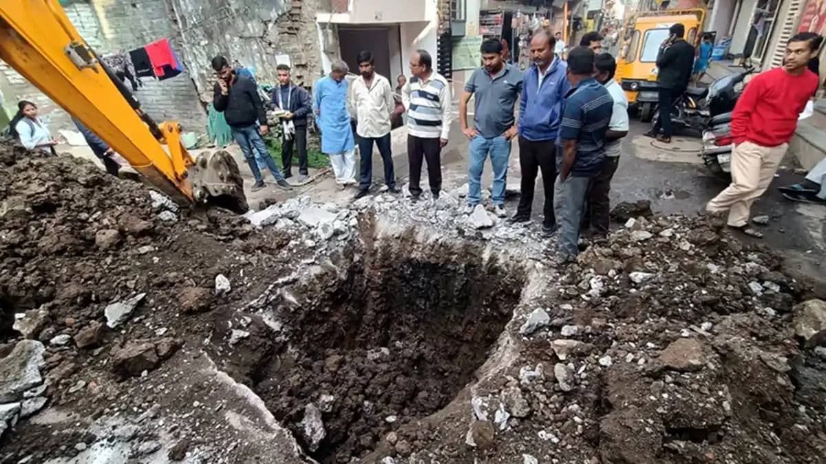 अजब-गजब एक्शन : मंत्री ने दिया विवादित बयान, SDM ने सरकारी क अजब-गजब एक्शन : मंत्री ने दिया विवादित बयान, SDM ने सरकारी क