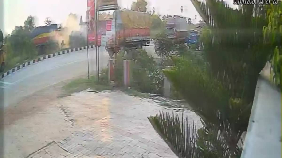Bihar Road Accident : भोजपुर में ट्रेलर से टकराकर हवा में उछ Bihar Road Accident : भोजपुर में ट्रेलर से टकराकर हवा में उछ