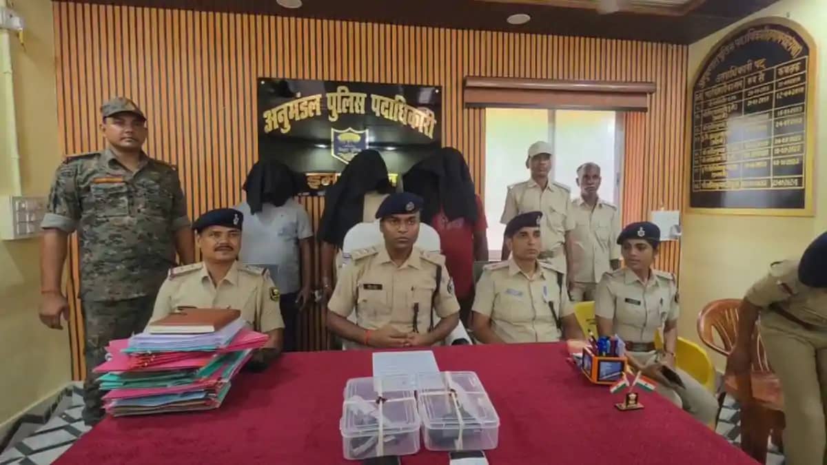 हथियार चमकाकर रील बनाना पड़ा भारी, दहशत फैलाने वाले 3 युवक 2 हथियार चमकाकर रील बनाना पड़ा भारी, दहशत फैलाने वाले 3 युवक 2