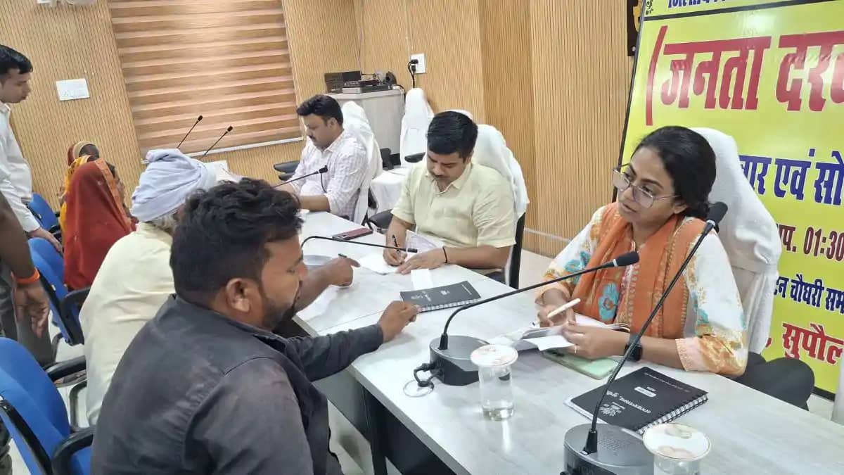 जनता दरबार में डीएम ने सुनीं फरियादियों की समस्याएं, त्वरित जनता दरबार में डीएम ने सुनीं फरियादियों की समस्याएं, त्वरित