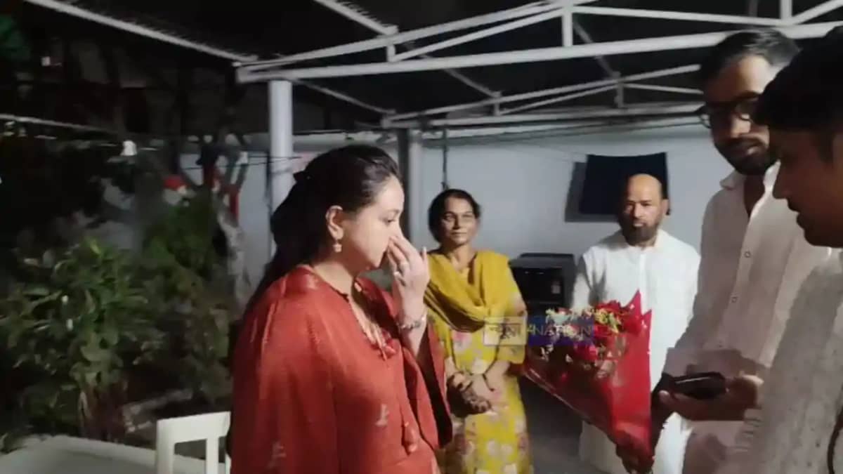 Bihar Politics: मामा साधु यादव से मिलने पहुंची रोहिणी, मुलाक Bihar Politics: मामा साधु यादव से मिलने पहुंची रोहिणी, मुलाक