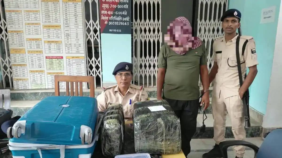 आरा पुलिस की बड़ी कार्रवाई, 20.744 किलो गांजा के साथ तस्कर क आरा पुलिस की बड़ी कार्रवाई, 20.744 किलो गांजा के साथ तस्कर क