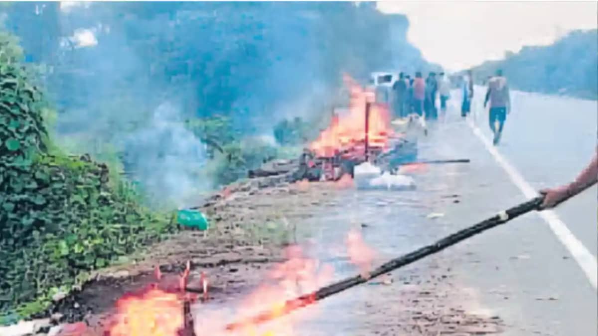 Flooded Cremation Ground Forces Funerals Onto Bihar Highway Flooded Cremation Ground Forces Funerals Onto Bihar Highway