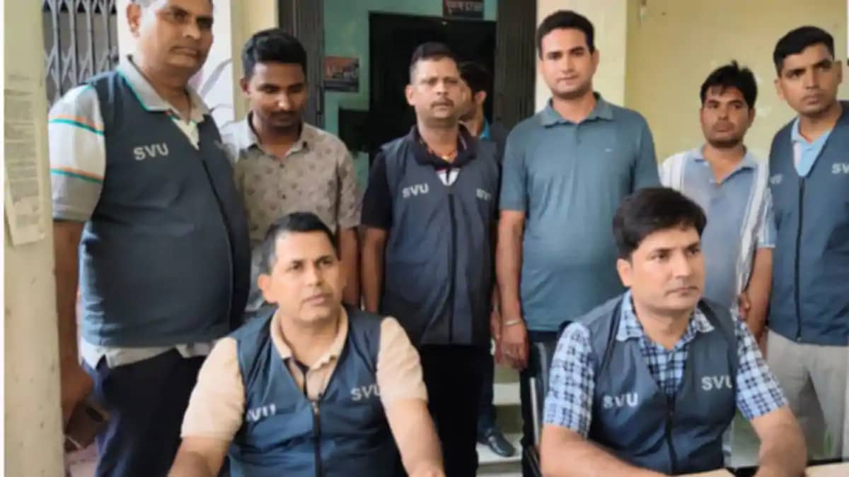 अपने कार्यालय कक्ष में ही घूस ले रहा था बिजली विभाग का जेई औ अपने कार्यालय कक्ष में ही घूस ले रहा था बिजली विभाग का जेई औ