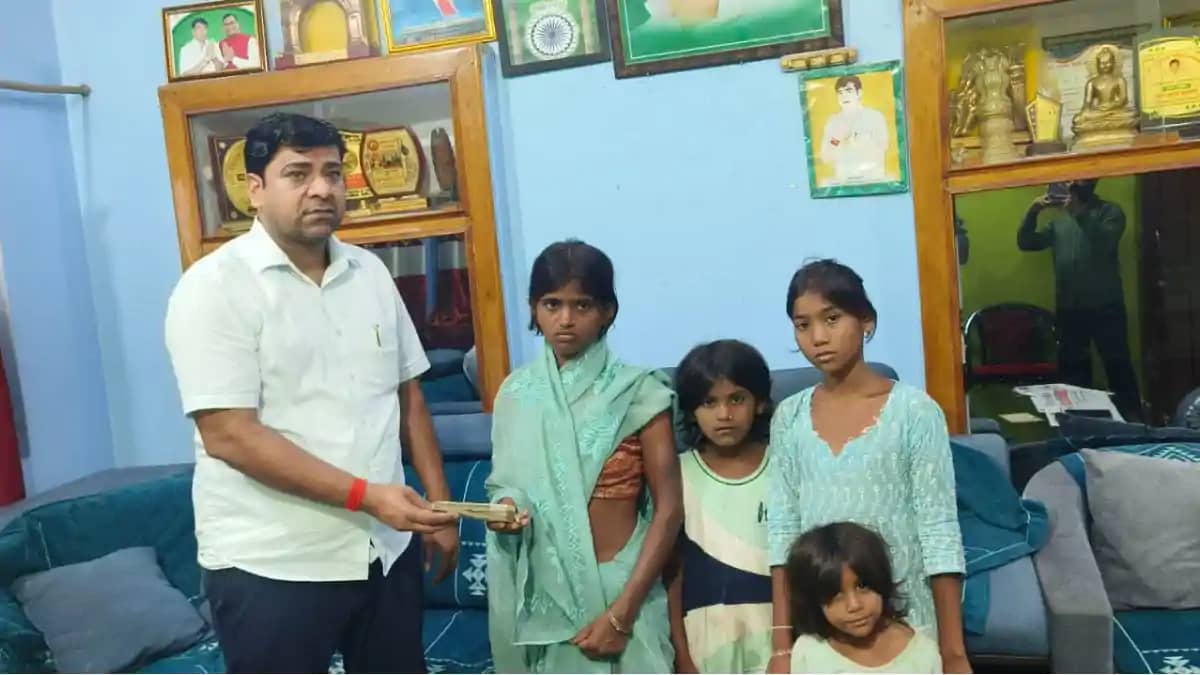 असहाय परिवार की मदद को आगे आए RJD नेता श्रवण कुशवाहा, बच्चों असहाय परिवार की मदद को आगे आए RJD नेता श्रवण कुशवाहा, बच्चों