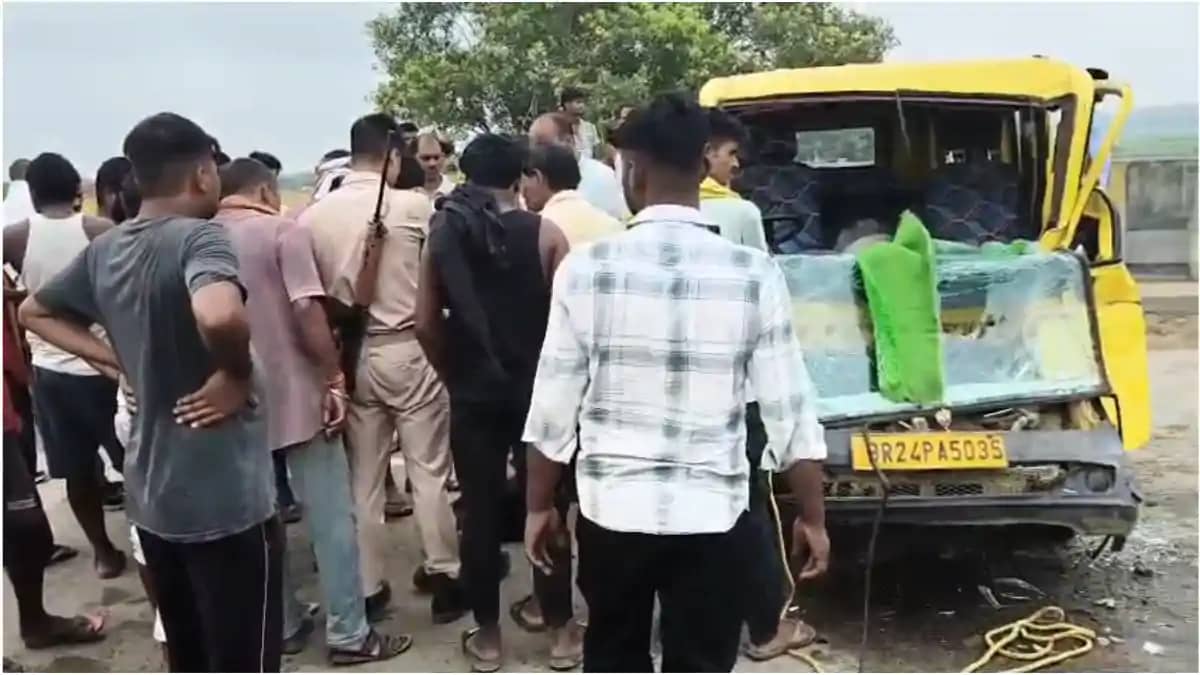आरा में स्कूल वैन और बालू लदे ट्रक मे टक्कर, चालक समेत कई बच आरा में स्कूल वैन और बालू लदे ट्रक मे टक्कर, चालक समेत कई बच